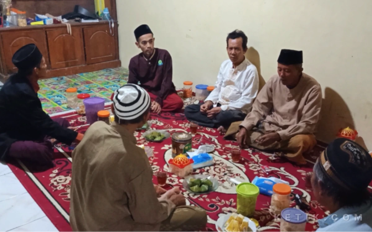 Foto Zaenal Arifin berdiskusi bersama Tokoh Agama dan Tokoh Masyarakat (Foto: Slam/ketik.com)