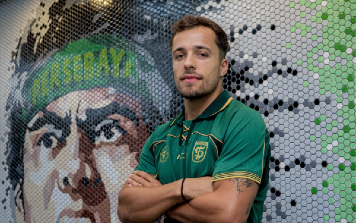 Foto Miguel Pereira antusias bisa bergabung Persebaya. Ia dikontrak multiyear di Bajul Ijo. (Foto: Persebaya)