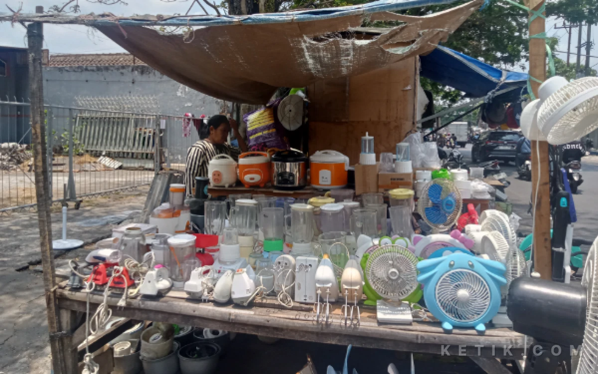 Foto Barang-barang elektronik bekas yang dijual oleh Siti Maimunah di kawasan Comboran Malang. (Foto: Aliyah/Ketik.com)