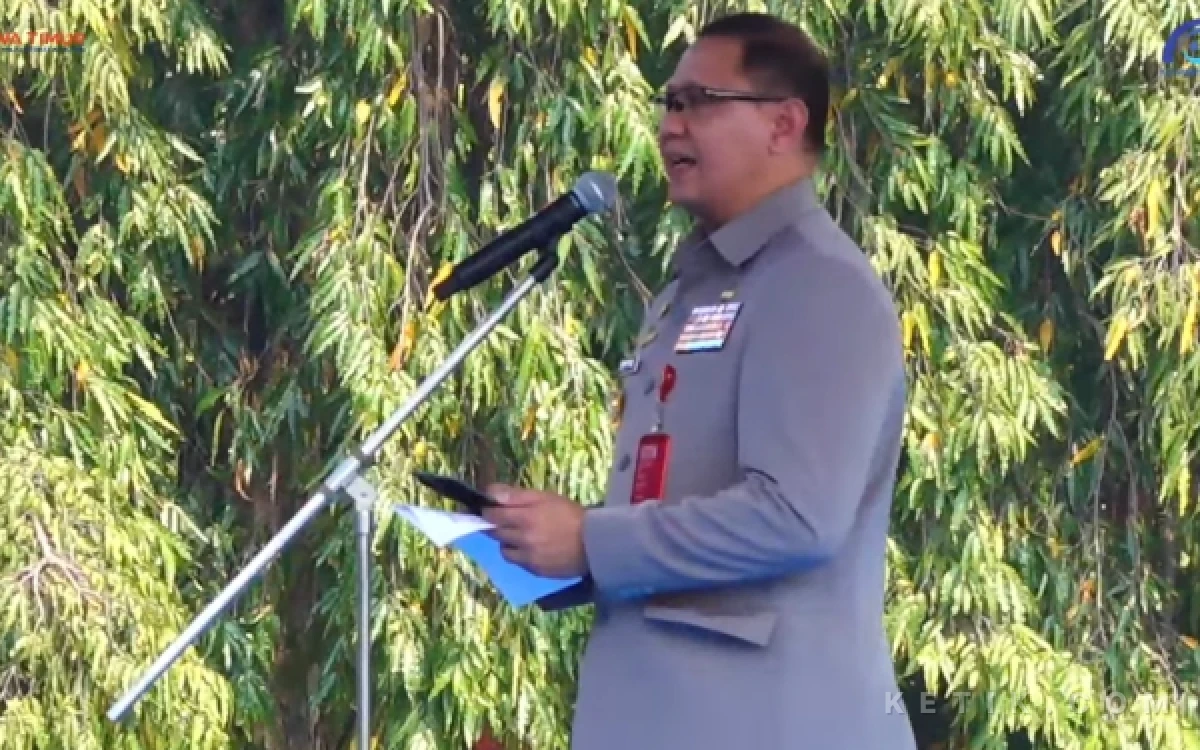 Foto Kepala Dinas Pendidikan Pemprov Jatim, Aries Agung Paewai, saat memberikan sambutan dalam acara Pembaretan. (Foto: Tangkap Layar YouTube Kominfo Jatim)
