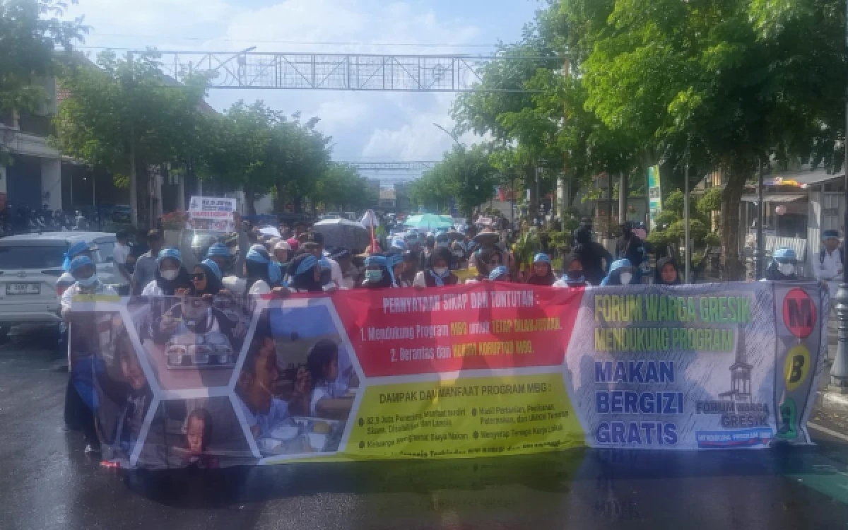 Thumbnail Berita - Ribuan Warga Gresik Turun Jalan, Dukung Program MBG Tetap Berlanjut