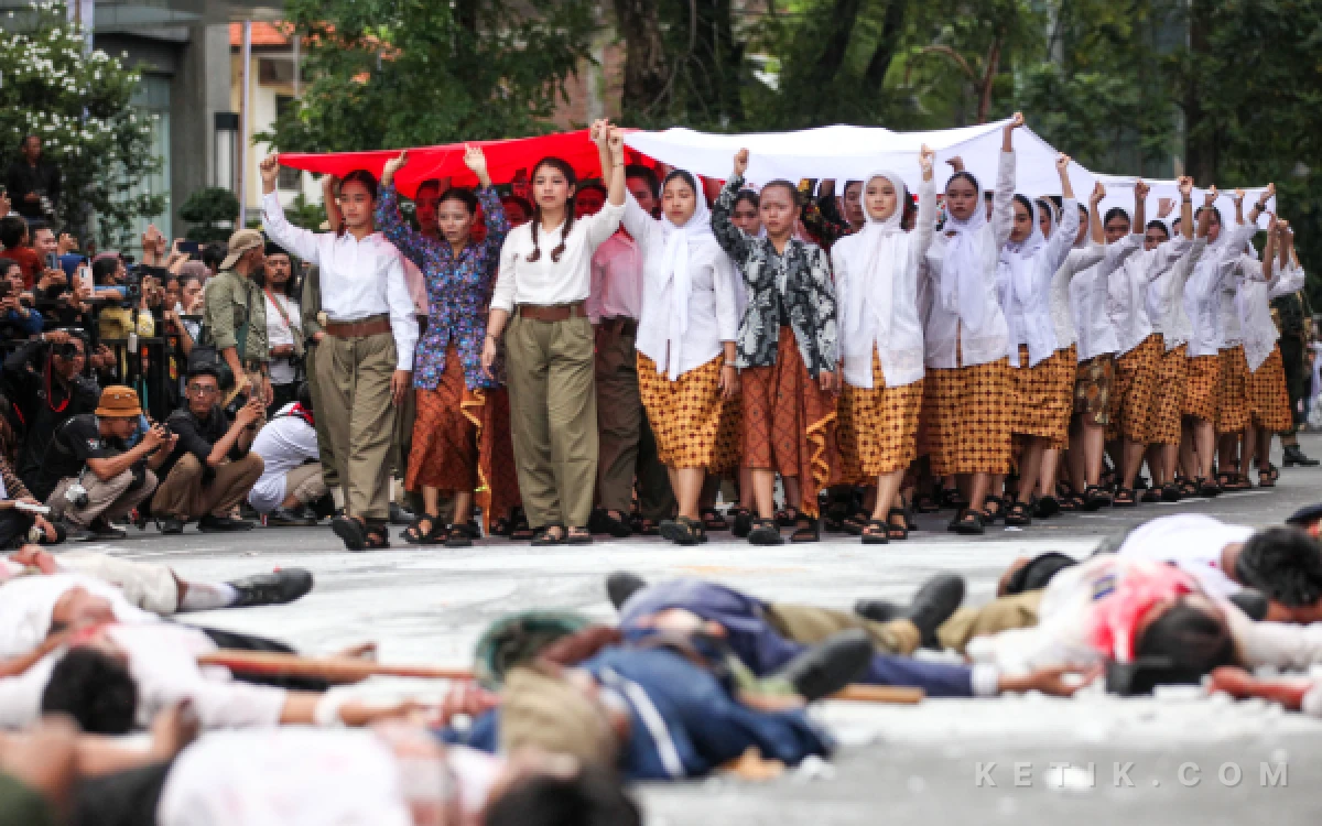 Foto Drama kolosal memperingati hari pahlawan yang digelar Pemkot Surabaya melibatkan ribuan massa dari berbagai kalangan. (Foto : Diskominfo Surabaya?