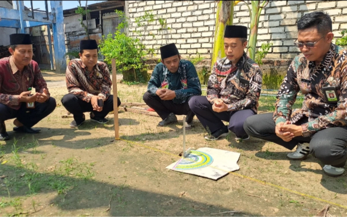Thumbnail Berita - Pastikan Arah Kiblat Masjid Akurat, Kemenag Tuban Berikan Layanan Kalibrasi Gratis