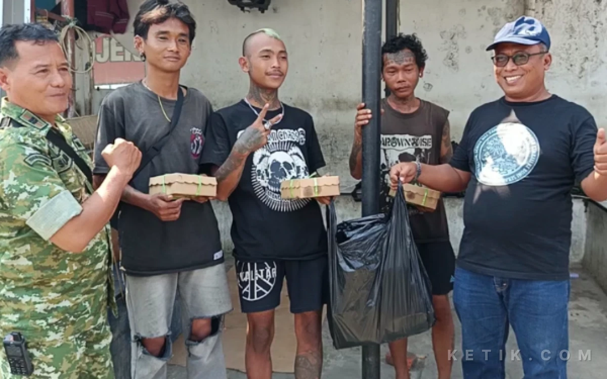 Foto Forkopimcam Comal foto bersama anak punk usai memberikan nasi (Foto: Slam/ketik.com)