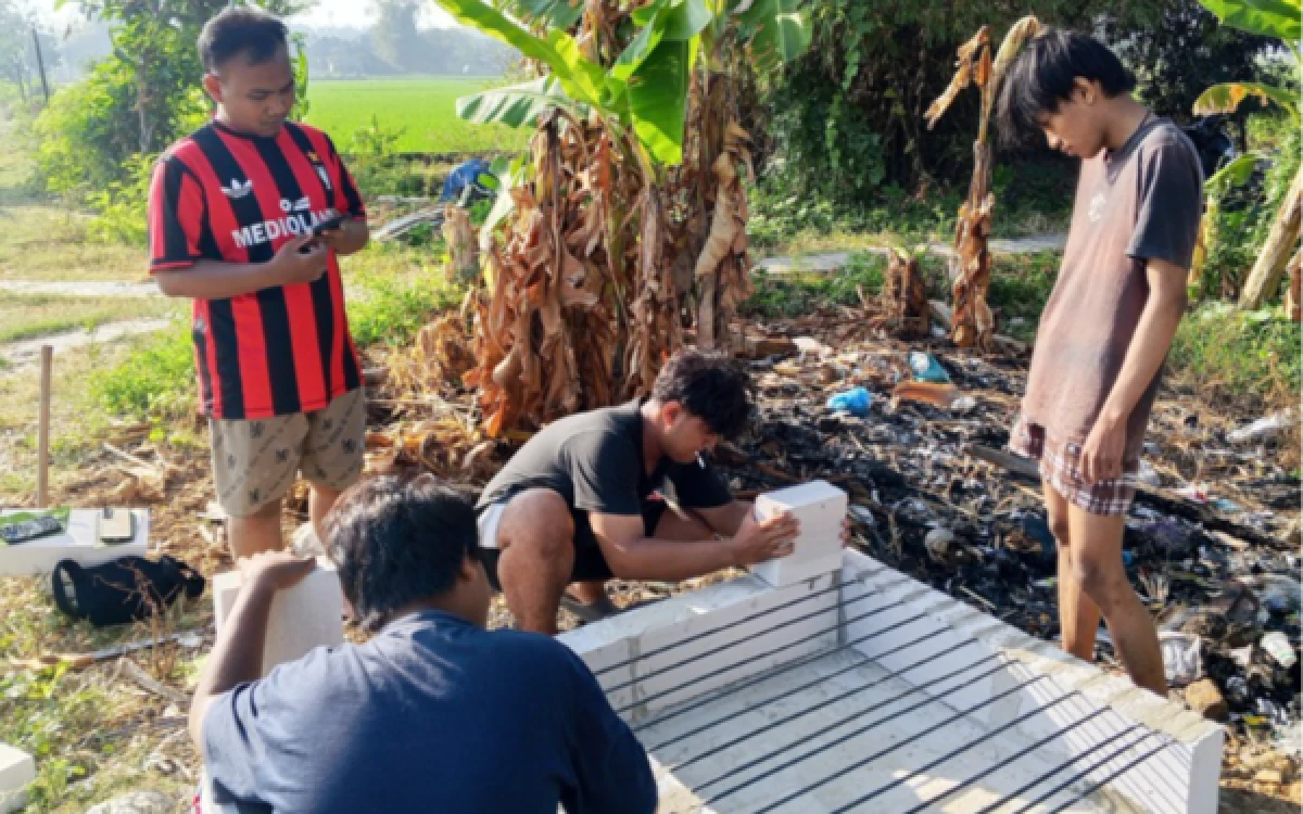 Foto Mahasiswa KKN Kelompok 04 UPN “Veteran” Jawa Timur saat melakukan proses pembangunan dan penyusunan konstruksi Alat Pembakaran Sampah Minim Asap (Rocket Stove) secara mandiri di Desa Karangdayu, Kecamatan Baureno, Kabupaten Bojonegoro, Kamis (6/8/2026). (Foto: Dok. KKN Kelompok 04 Bojonegoro UPN "Veteran" Jawa Timur)