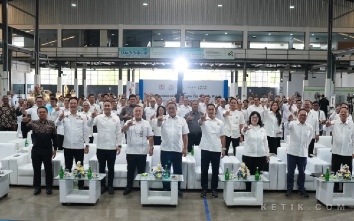 Foto Peserta kunjungan industri berfoto bersama di pabrik VKTR, menunjukkan dukungan penuh untuk industri dalam negeri. (Foto: Lik Is for Ketik.com)