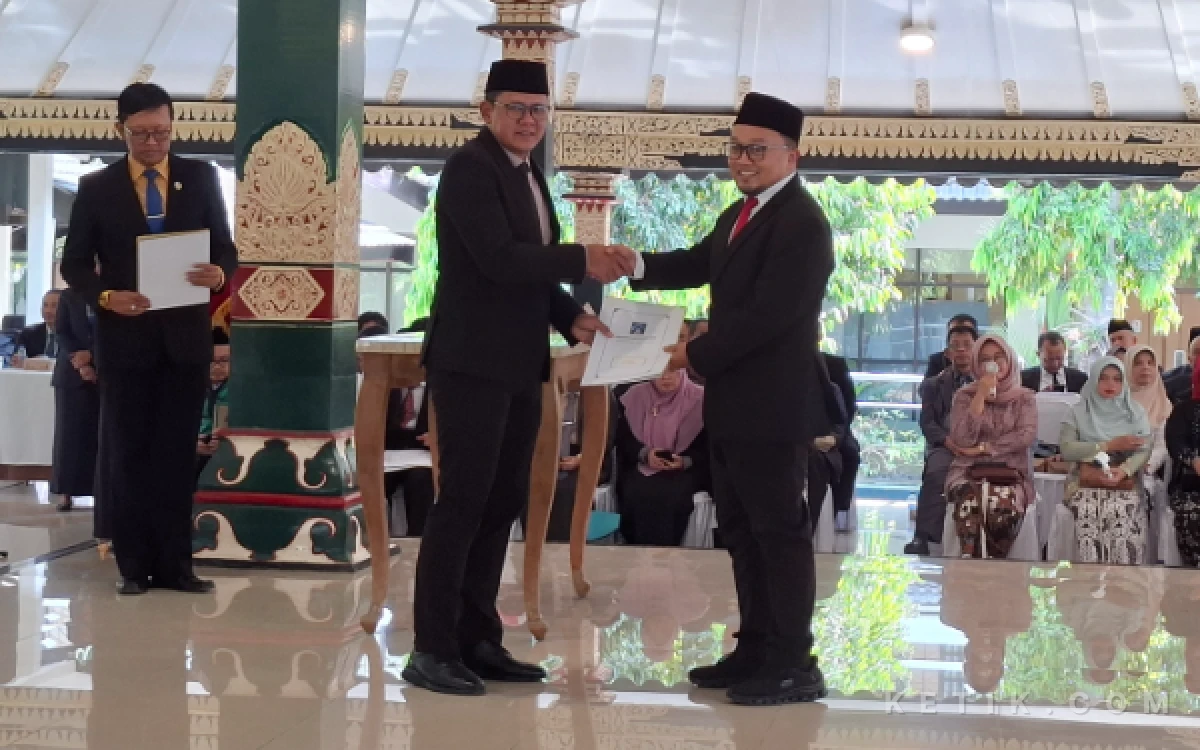 Foto Wabup Danang Maharsa serahkan SK pada
Andre Veriangga sebagai Kabid Warisan Budaya Disbud Sleman dari dalam pelantikan 63 pejabat Pemkab Sleman. (Foto: Fajar R/Ketik.com)