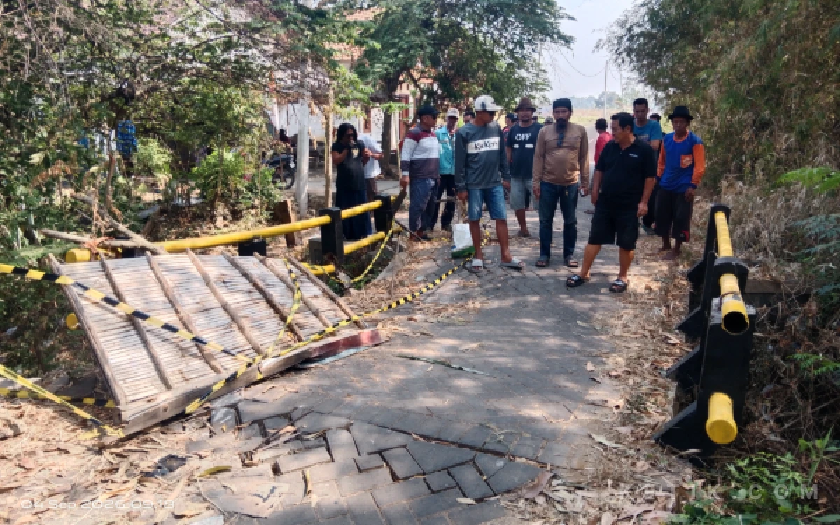 Thumbnail Berita - Akses Roda Empat Lumpuh 2 Bulan, Warga Tebuwung Gresik Protes dan Desak Kepastian Perbaikan Jembatan Amblas