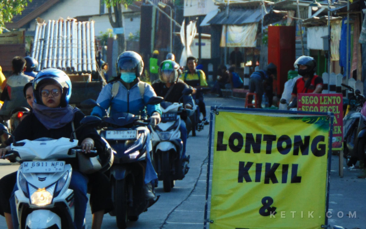 Foto Betonisasi Ruas Jalan Candinegoro, Kecamatan Wonoayu, hingga Desa Terungkulon, Kecamatan Krian, pada 2024 berhasil mengangkat ekonomi masyarakat sekitar. Tempat-tempat usaha baru tumbuh. (Foto: Fathur Roziq/Ketik.com)