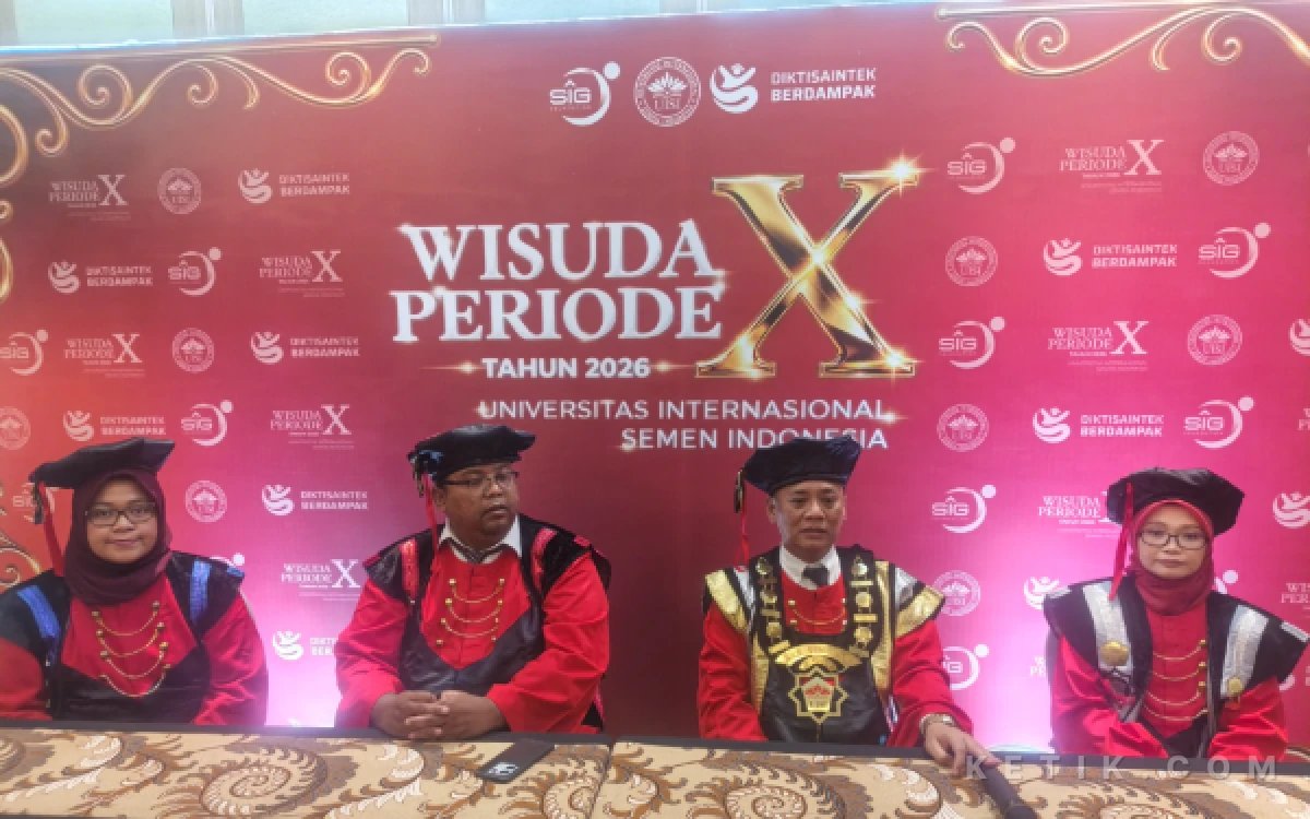 Foto Rektor UISI, Dr. Eka Ananta Sidharta,Wakil Rektor I Dr. Eng. Ufafa Anggarini,  Wakil Rektor II Dr. Winda Narulidea, serta Wakil Rektor III Halim Alfatah Saat Press Conference (Foto: Daniel Andayawan/Ketik.com)