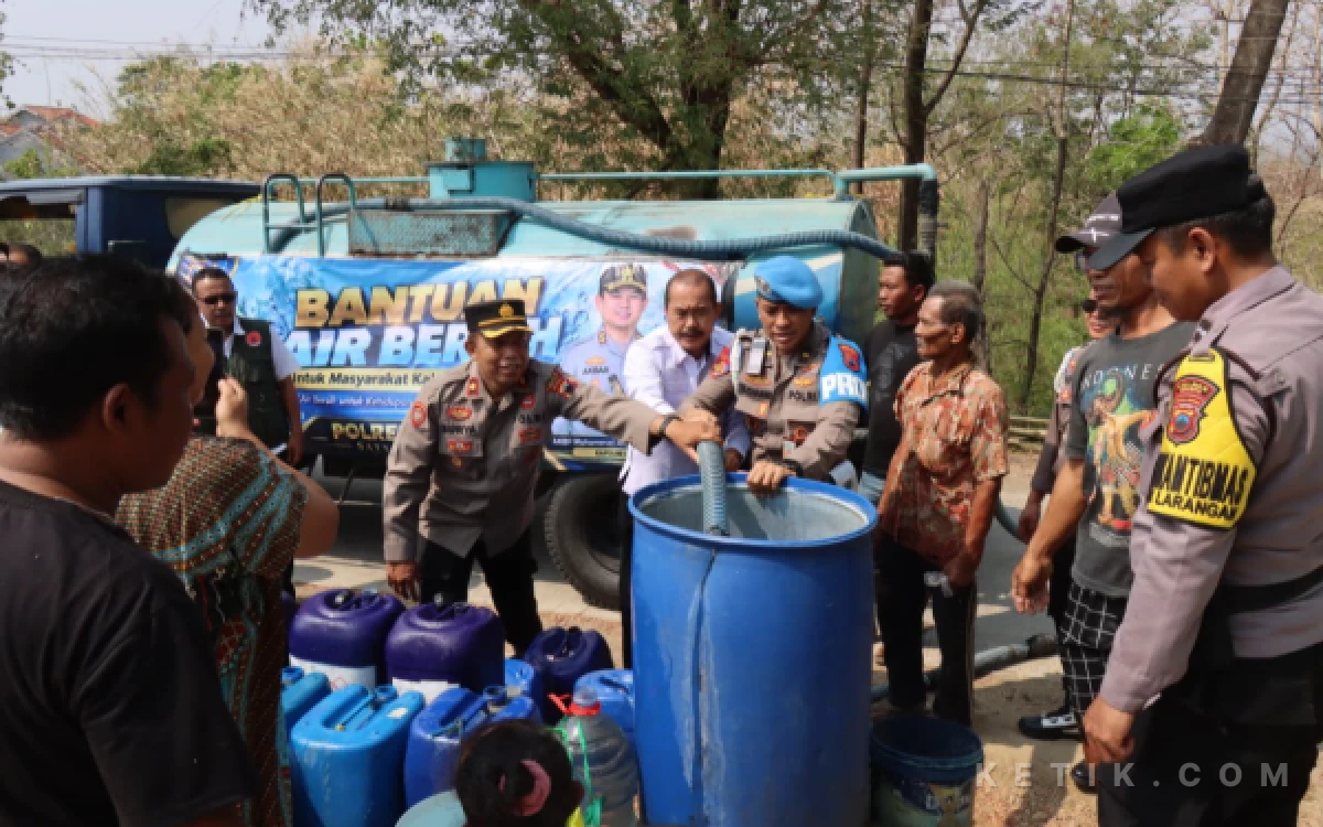 Thumbnail Berita - Atasi Kekeringan, BPBD Brebes Salurkan 28 Ribu Liter Air Bersih untuk 408 KK di Desa Pamulihan