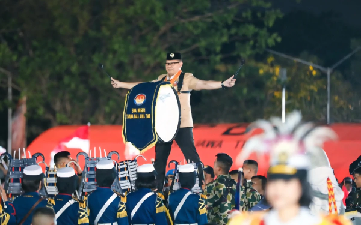Thumbnail Berita - Menegangkan! Aksi Akrobatik Kadisdik Jatim Berdiri di Atas Bass Drum Curi Perhatian di Apel Hari Pramuka Ke-65