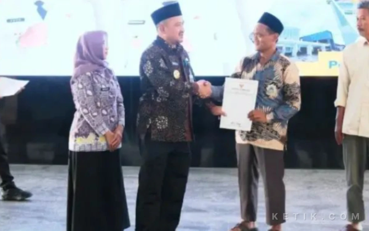 Thumbnail Berita - Pemkab Pemalang Salurkan Hibah Rp5,18 Miliar, Bupati Anom Ingatkan Penerima Kelola Dana Secara Transparan