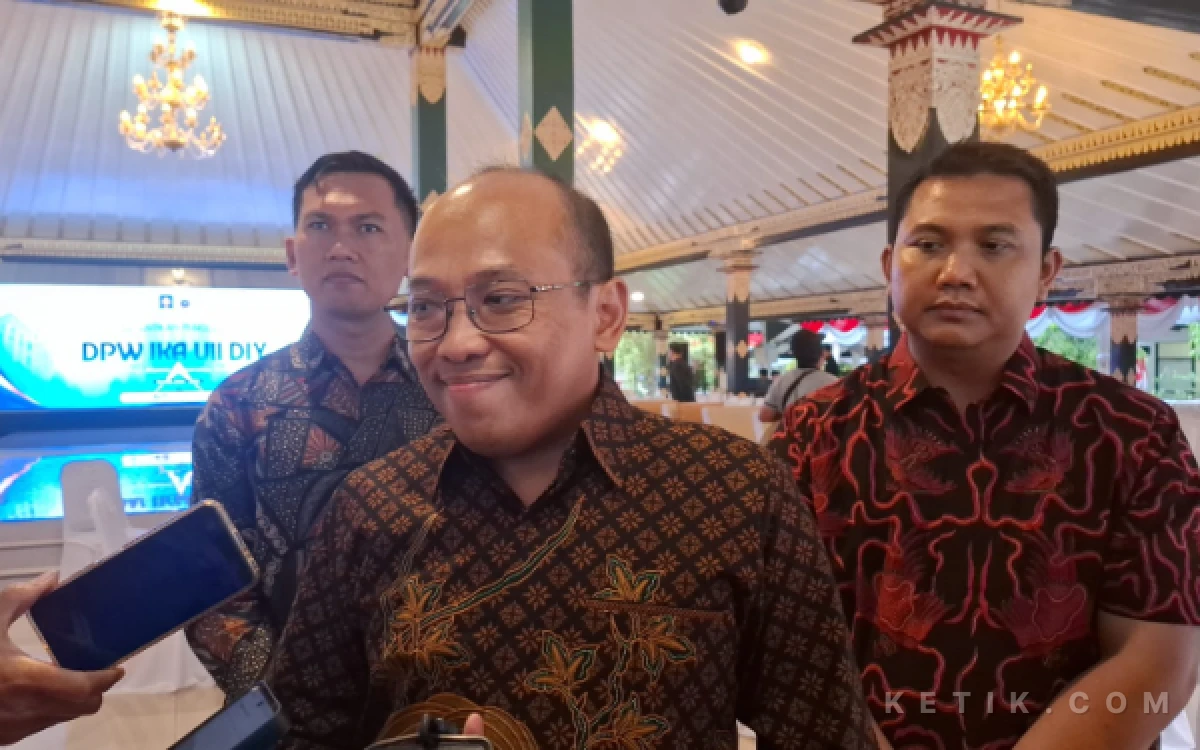 Foto Dr Dinar Kripsiaji SH MH (tengah) saat memberikan keterangan kepada awak media. Kajari Sleman ini berkomitmen melanjutkan proses penanganan perkara korupsi dana hibah pariwisata. (Foto: Fajar R/Ketik.com)