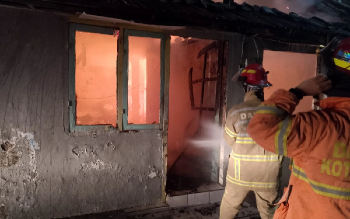 Thumbnail Berita - Rumah di Kota Malang Terbakar Dini Hari, Berawal dari Korsleting Perangkat Televisi