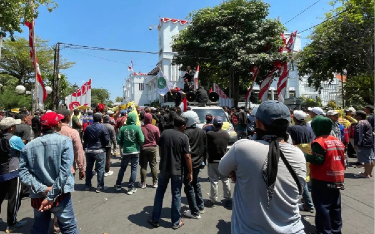 Thumbnail Berita - Ratusan Jukir Gelar Demonstrasi di Balai Kota, Tuntut Pemkot Evaluasi Parkir Digital