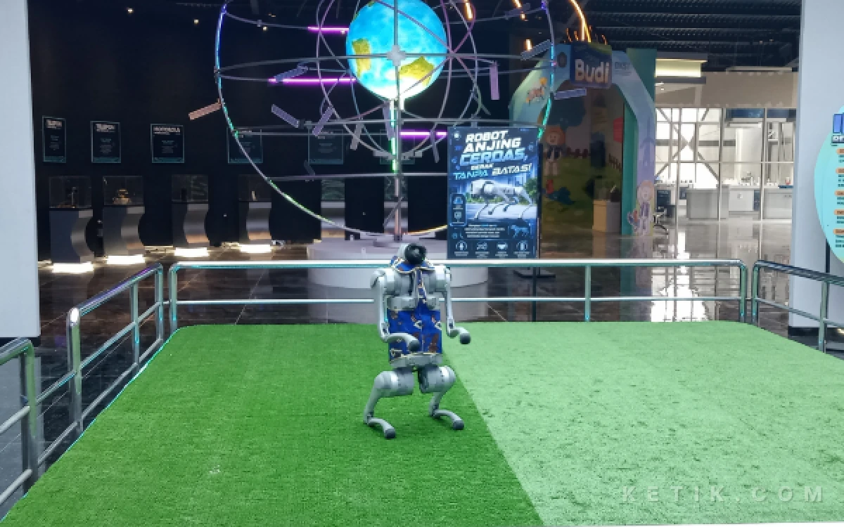 Foto Penampilan Robot Anjing Cerdas yang memukau di Mega Science Center dan Budaya, Jatim Park 1, Kota Batu. (Foto: Aliyah/Ketik.com)