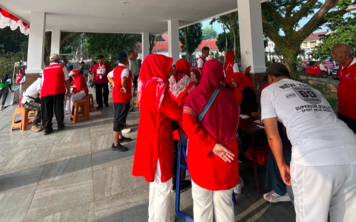 Foto Suasana kegiatan Cek Kesehatan Gratis (CKG) di Alun-alun Rangkasbitung, Kabupaten Lebak. Sejumlah warga dan petugas tampak mengikuti rangkaian pelayanan kesehatan yang digelar untuk memperluas akses pemeriksaan kesehatan bagi masyarakat. (Foto: Dinkes Lebak)