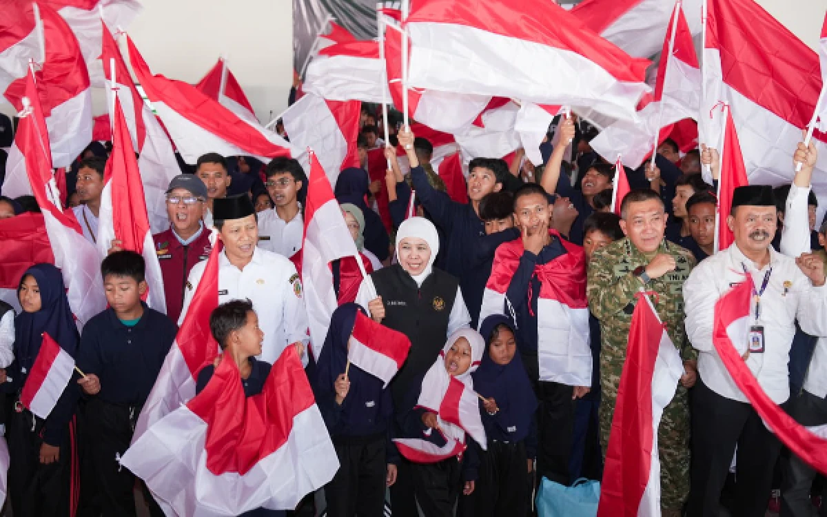 Thumbnail Berita - Gubernur Khofifah Bersama Danjen Akademi TNI Bagikan Merah Putih di SRT 2 Kota Pasuruan, Tegaskan Generasi Muda Penentu Terwujudnya Indonesia Emas 2045