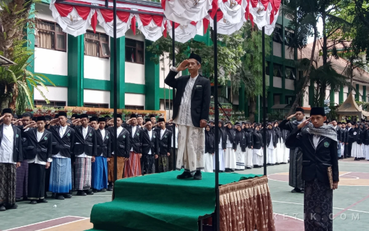 Thumbnail Berita - Peringati Hari Santri Nasional, MTsN 1 Kota Malang Gelar Upacara Bendera, Tekankan Santri Siap Lawan Tantangan Era Digital