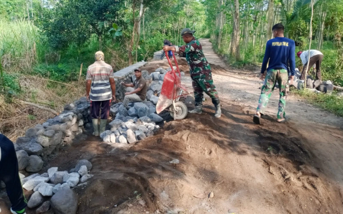 Thumbnail Berita - TMMD ke-128 Kodim 0820 Probolinggo Segera Tuntaskan Pembangunan TPT di Desa Brabe, Perlindungan Warga dari Ancaman Longsor Kian Nyata