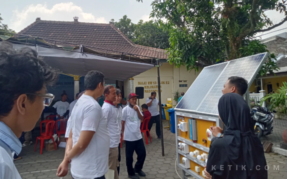 Foto Sesi edukasi alat PLTS yang dilakukan oleh tim ITN Malang kepada masyarakat RW 13 Madyopuro Kota Malang. (Foto: Aliyah/Ketik.com)