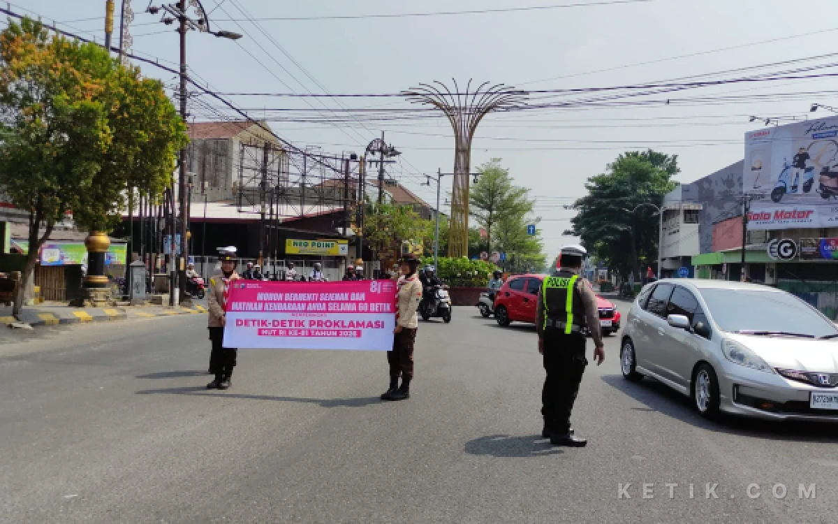 Thumbnail Berita - Detik-detik Proklamasi, Polres Madiun Kota Ajak Pengendara Berhenti Sejenak Heningkan Cipta