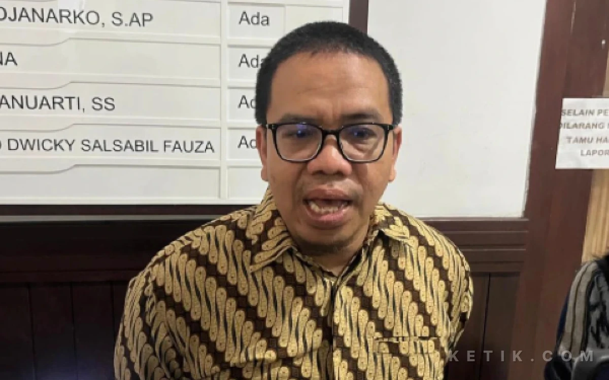 Foto Ketua Komisi B DPRD Kota Malang, Bayu Rekso Aji menjelaskan fasilitas dasar bagi pedagang harus dipastikan siap sebelum relokasi total. (Foto: Lutfia/Ketik.com)