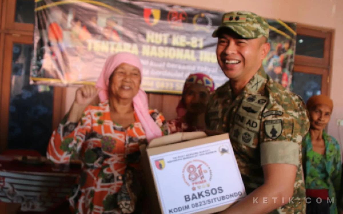 Thumbnail Berita - Peringati HUT Ke-81 TNI, Dandim 0823 Situbondo Salurkan Paket Sembako dan Air Bersih