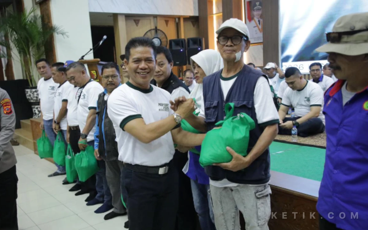 Thumbnail May Day Kreatif dan Kondusif, Buruh Kabupaten Bandung Gelar Ecowalker dan Tanam Pohon