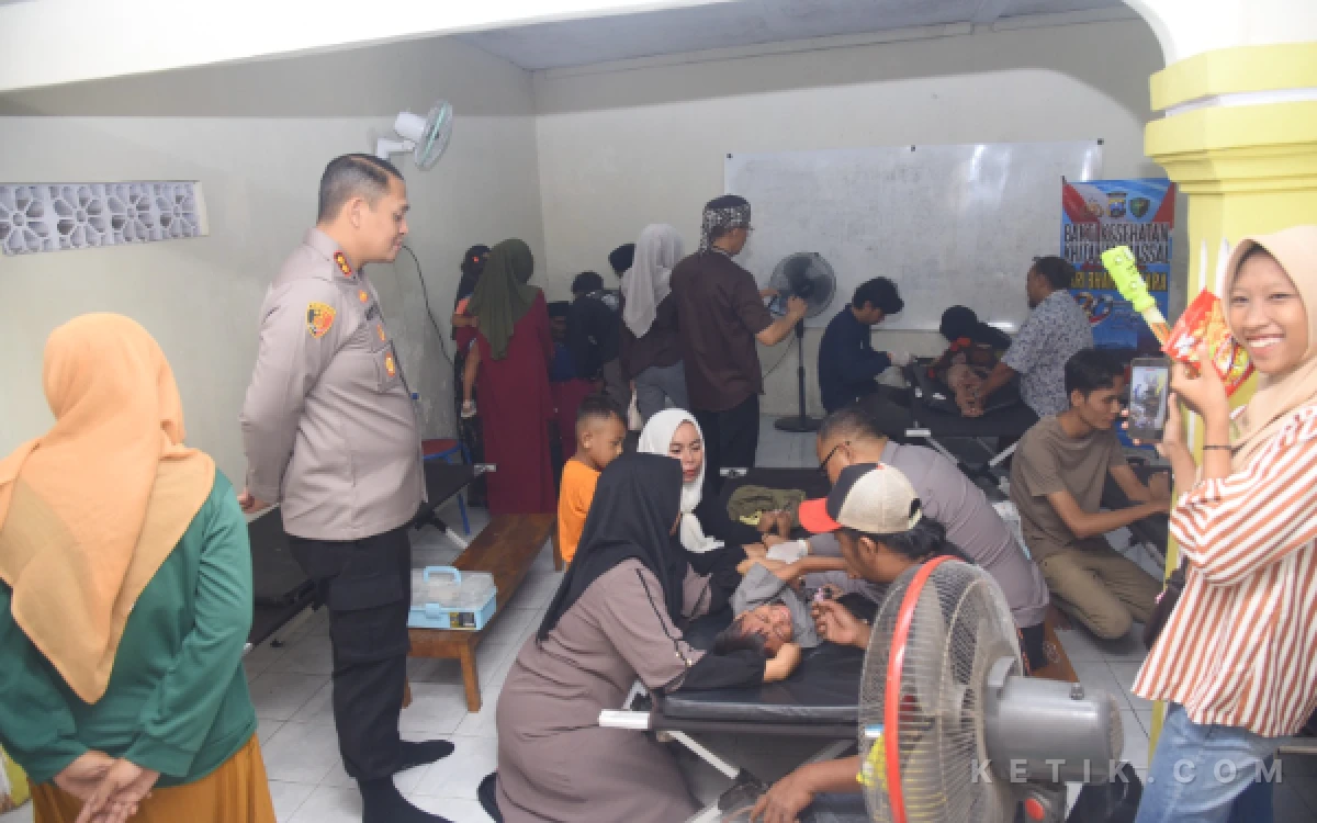 Thumbnail Berita - Sentuh Langsung Masyarakat, Polres Bondowoso Gelar Khitanan Massal dan Bakti Kesehatan di Prajekan