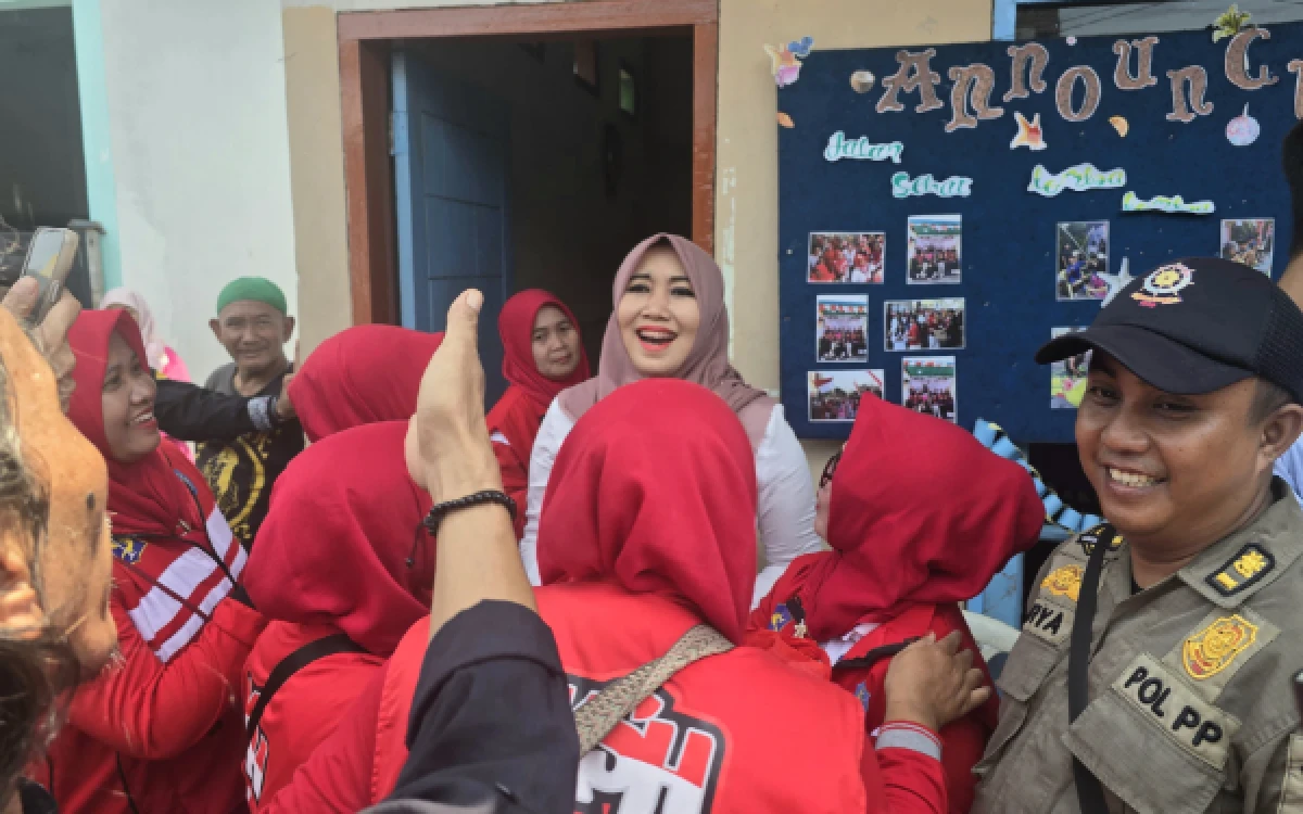 Thumbnail Berita - Hadiri Acara Baksos di Kutisari Surabaya, Ning Lia Puji Setinggi Langit Gen Z Wujudkan Aksi Nyata di Lapangan
