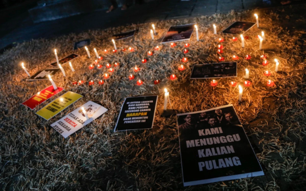 Foto Deretan lilin menyala mengelilingi poster berisi pesan dukungan dan harapan agar seluruh jurnalis serta kru kapal yang hilang dapat segera ditemukan selamat. (Foto: Dok PFI for Ketik.com)