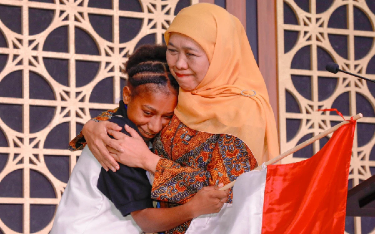 Thumbnail Berita - Wujud Barometer Pendidikan Nasional, Gubernur Khofifah Terima 152 Murid ADEM Papua Bersekolah di Jatim