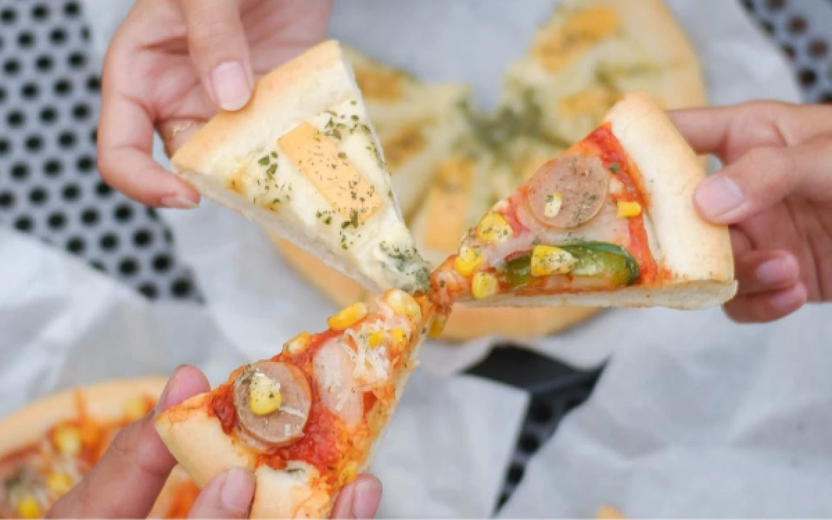 Foto Tiga jenis pizza yang lezat di Story Coffee and Pizza Malang. (Foto: Instagram @storyco_)