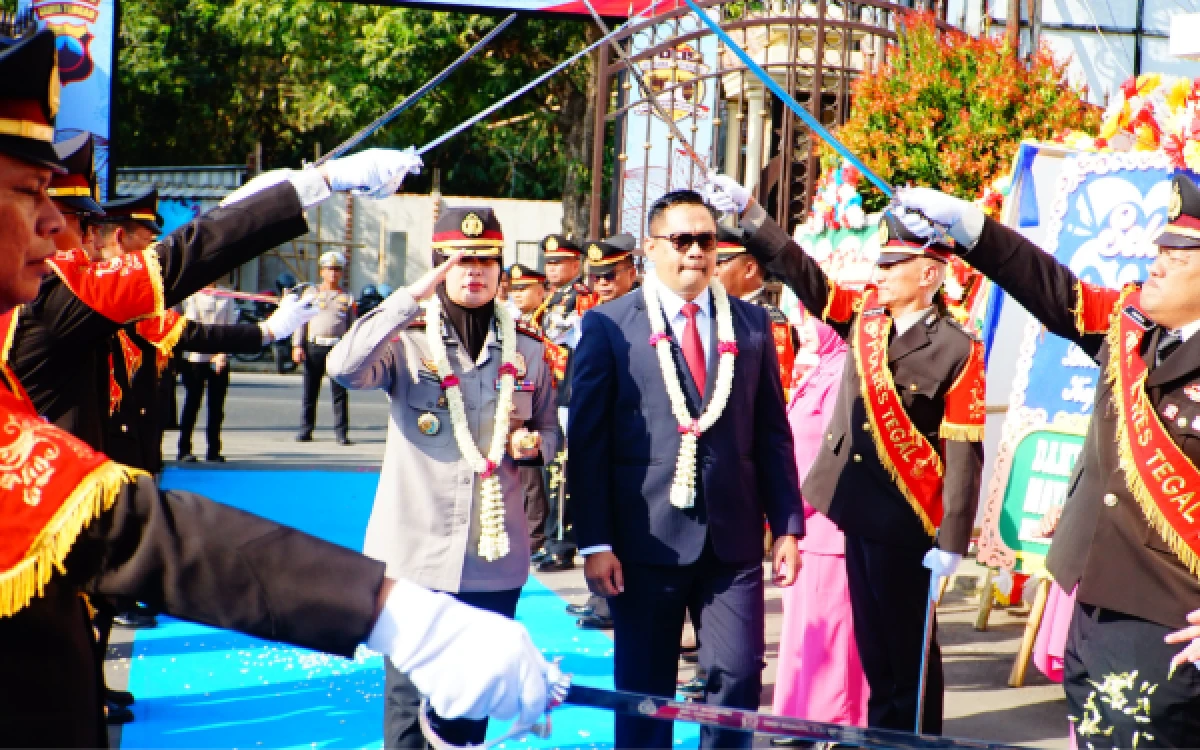 Thumbnail Berita - Lewat Tradisi Pedang Pora, AKBP Febriyani Aer Resmi Pimpin Polres Tegal