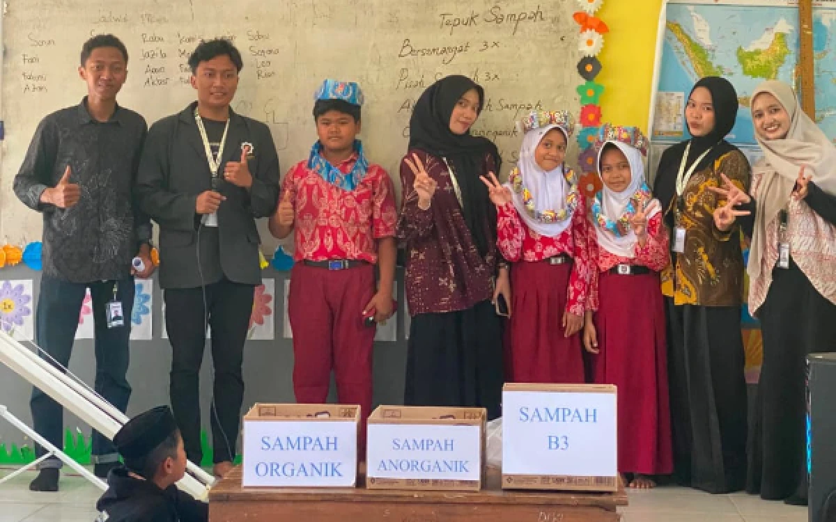Foto Foto bersama Mahasiswa KKN 172 UINSA dengan penerima hadiah kuis di SDN 3 Condong dalam acara Edukasi Kesehatan Lingkungan pada hari Kamis, 16 Juli 2026. (Foto: KKN I72 UINSA For Ketik.com