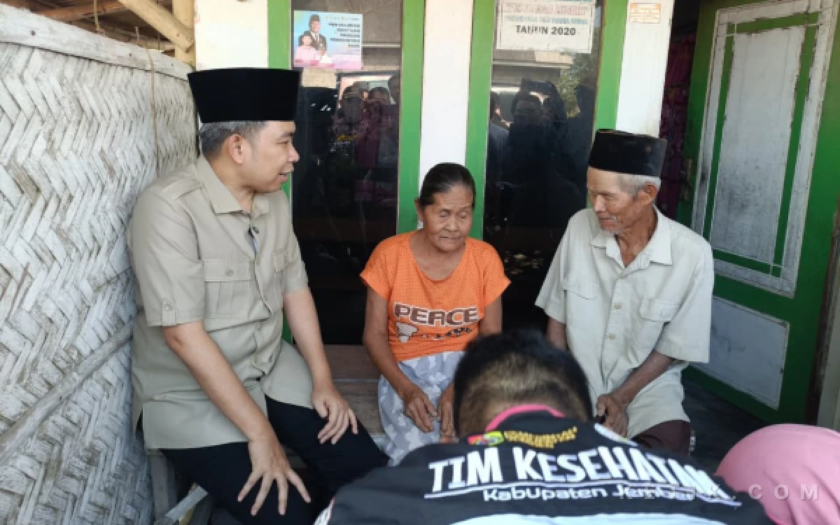 Thumbnail Berita - Homecare Jember Sasar Lansia dan Warga Rentan, Gus Fawait Pastikan Layanan Kesehatan Menjangkau Rumah Warga