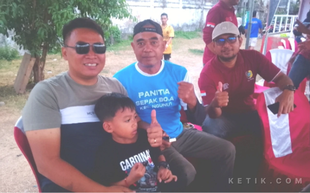 Thumbnail Berita - Tepis Isu Maju Pilkades, Owner Sinar Papua Tegaskan Sponsori Liga Kemerdekaan Ngunut Tulungagung Murni untuk Warga