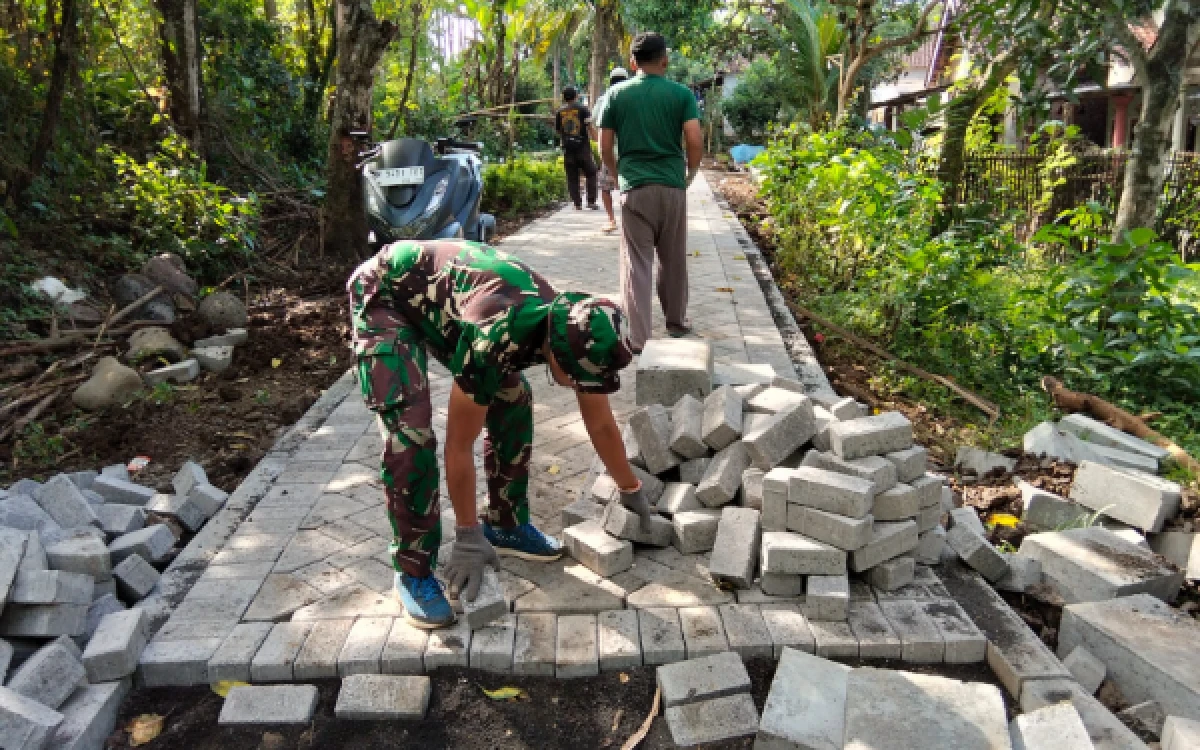 Thumbnail Berita - Pavingisasi Dusun Klagin Capai 550 Meter, Satgas TMMD Ke-128 Kodim 0820 Probolinggo Kebut Penyelesaian