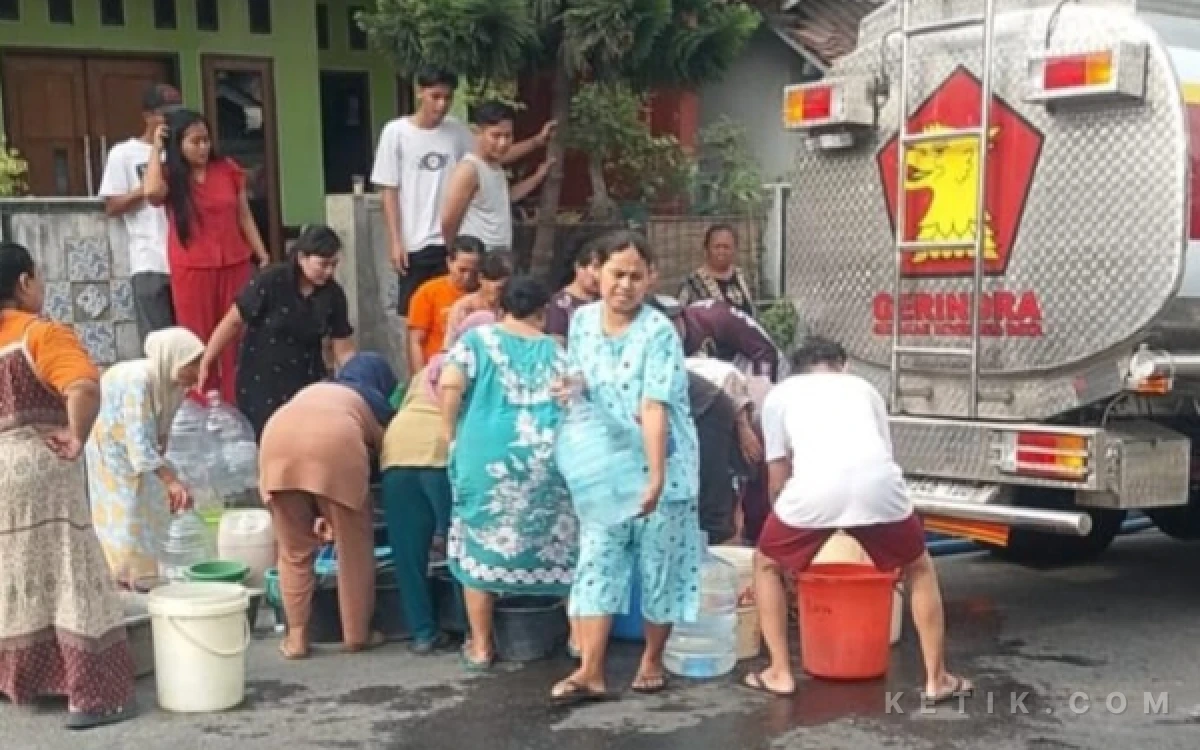 Thumbnail Berita - Salem-Bantarkawung Kekeringan, Wakil Ketua DPRD Brebes Heru Irawanto dan Istri Salurkan Ribuan Liter Air Bersih