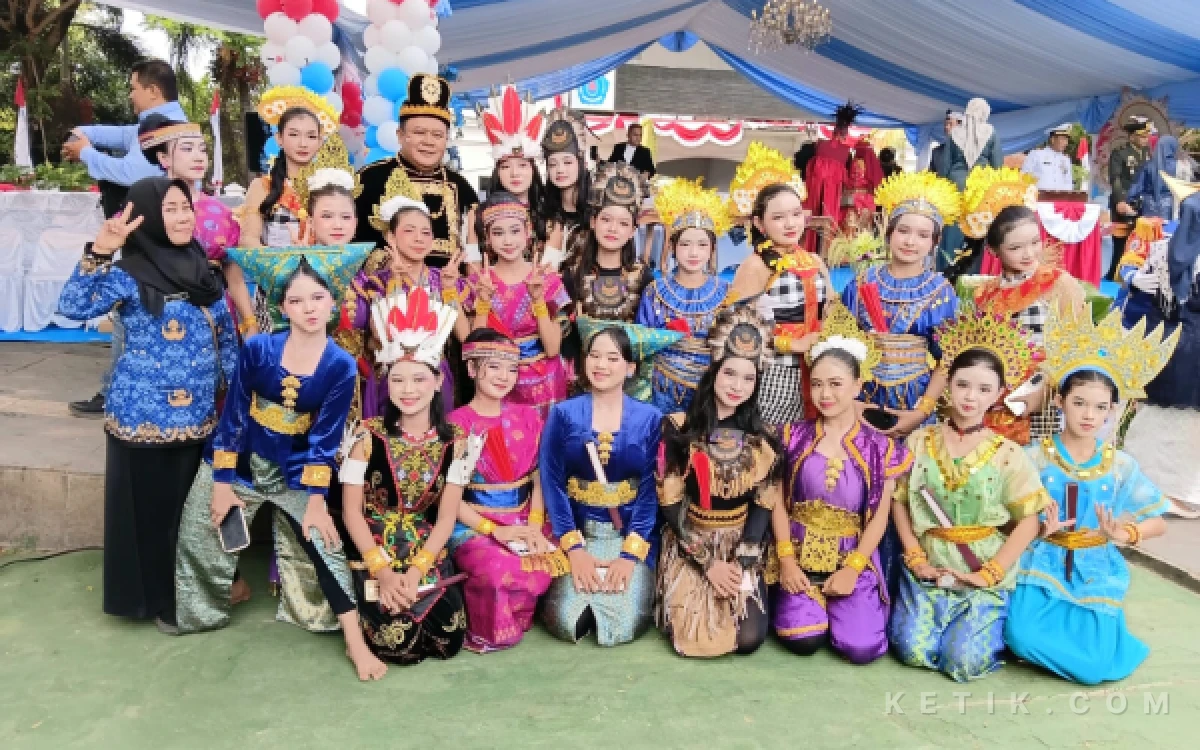 Thumbnail Berita - Tari Kolosal "Laras Bhinneka" Sukses Meriahkan HUT ke-81 RI di Alun-alun Brebes
