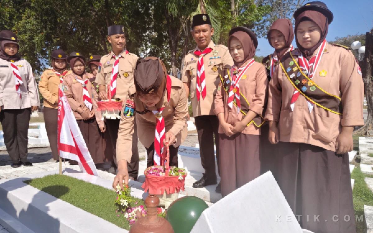 Thumbnail Berita - Ziarah ke Makam Cak Narto, Kwarda Pramuka Jatim Kirim Doa dan Kenang Perjuangan
