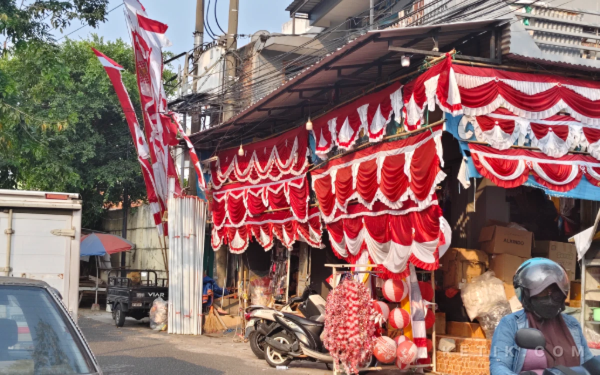 Thumbnail Berita - Tren Penjualan Bendera Turun, Pedagang Andalkan Online dan Pernak-pernik Jelang HUT Ke-81 RI