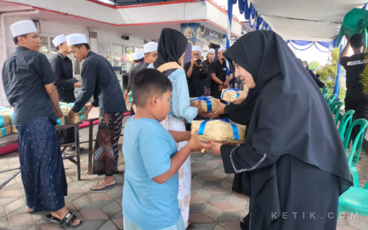 Thumbnail Berita - Momentum Iduladha, Bank Sampang Perkuat Kepedulian Sosial Lewat Pembagian Daging Kurban