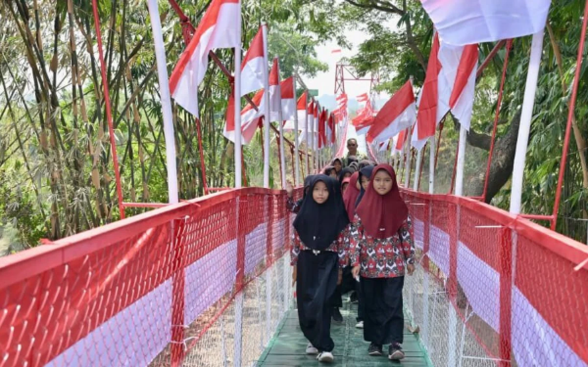 Thumbnail Berita - Dari Getek hingga Jembatan Kokoh, Kisah Perubahan Hidup Petani di Ridomanah