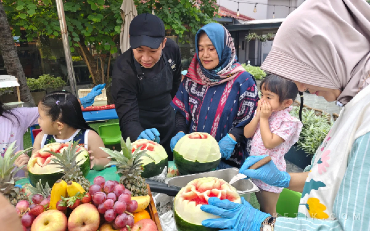 Thumbnail Berita - Serunya Menghias Buah Teknik Carving di Hotel Sheraton Surabaya, Asah Kekompakan Ibu dan anak