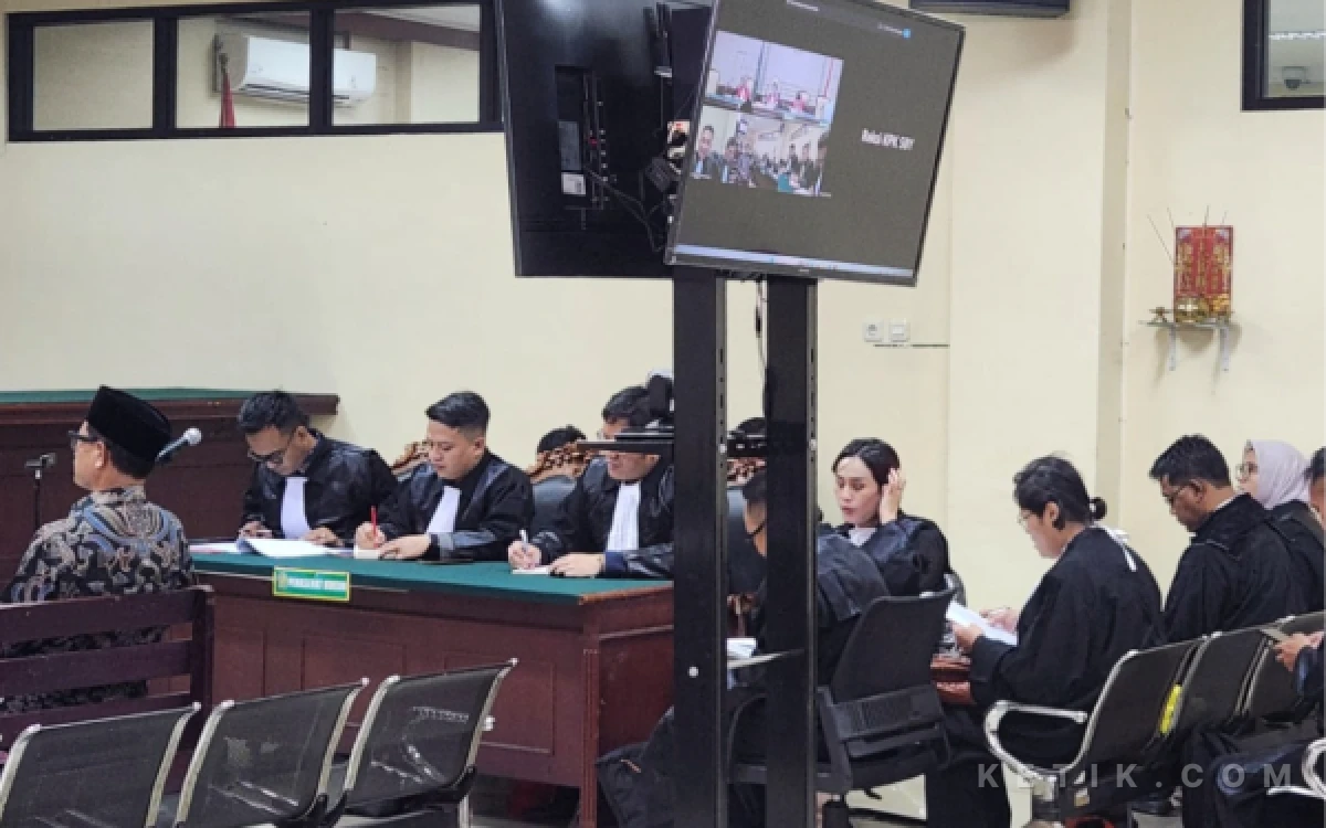 Thumbnail Berita - Sidang Perdana Kasus Dugaan Korupsi Wali Kota Madiun Nonaktif Maidi Tuai Dukungan