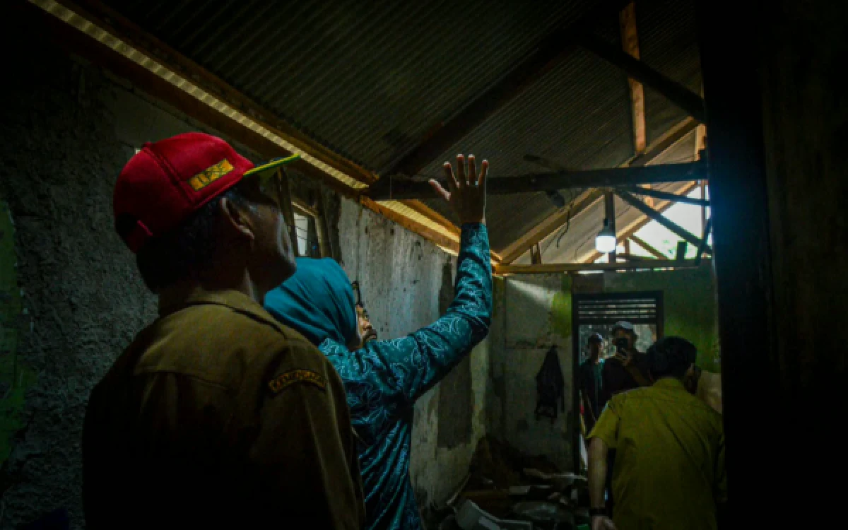 Thumbnail Berita - Ketua TP PKK Lebak Tinjau Perbaikan Rumah Tidak Layak Huni Milik Irfan di Cijoro Lebak
