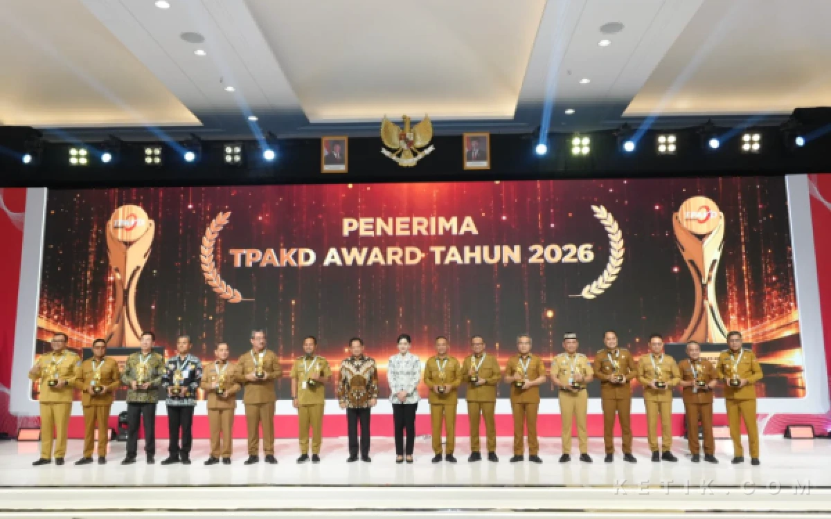 Foto Para peraih penghargaan TPAKD Award Tahun 2026  dari berbagai daerah se Dunia Indoneaia. (Foto : Diskominfo Surabaya)
